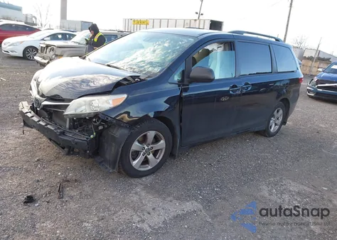 2018 Toyota Sienna Le 8 Passenger z USA, uszkodzony, nr VIN 5TDKZ3DC6JS916913